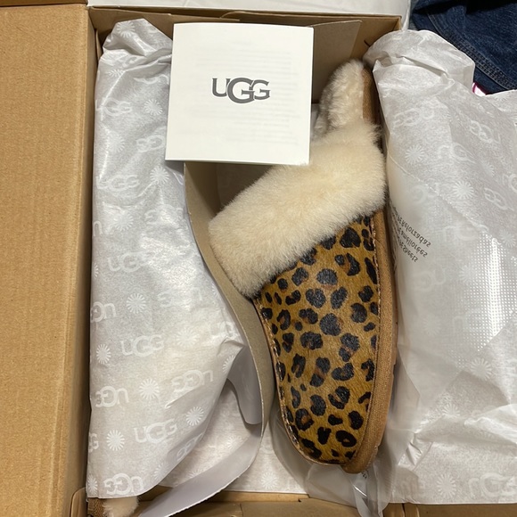 UGG Scuffette II Leopard Slippers - Picture 5 of 10